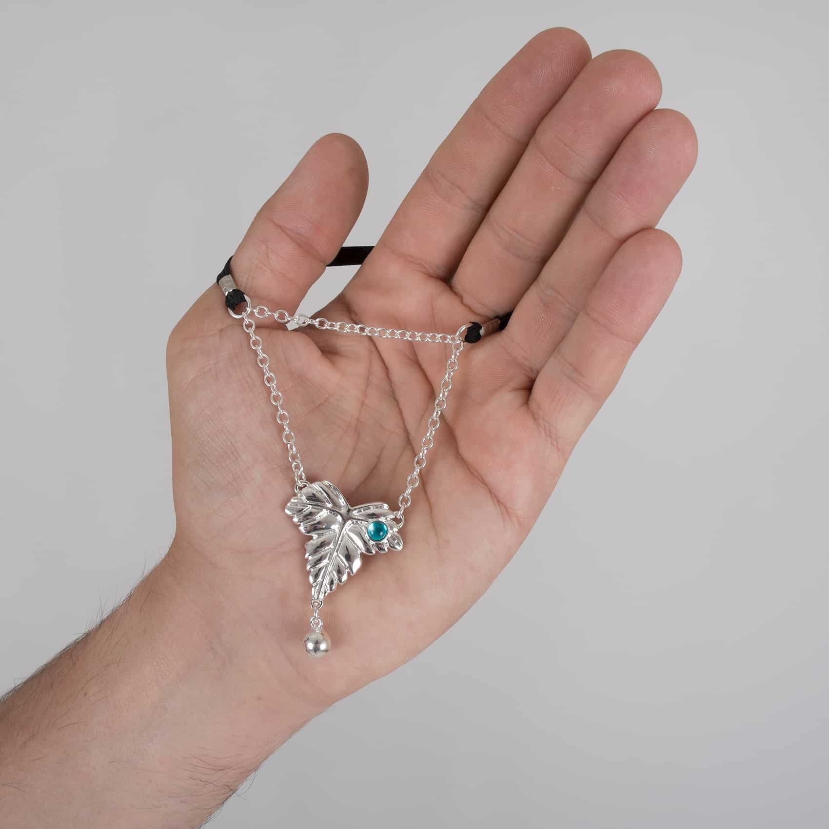 Sylvie Monthulé – Hodenschmuck Blattsilber