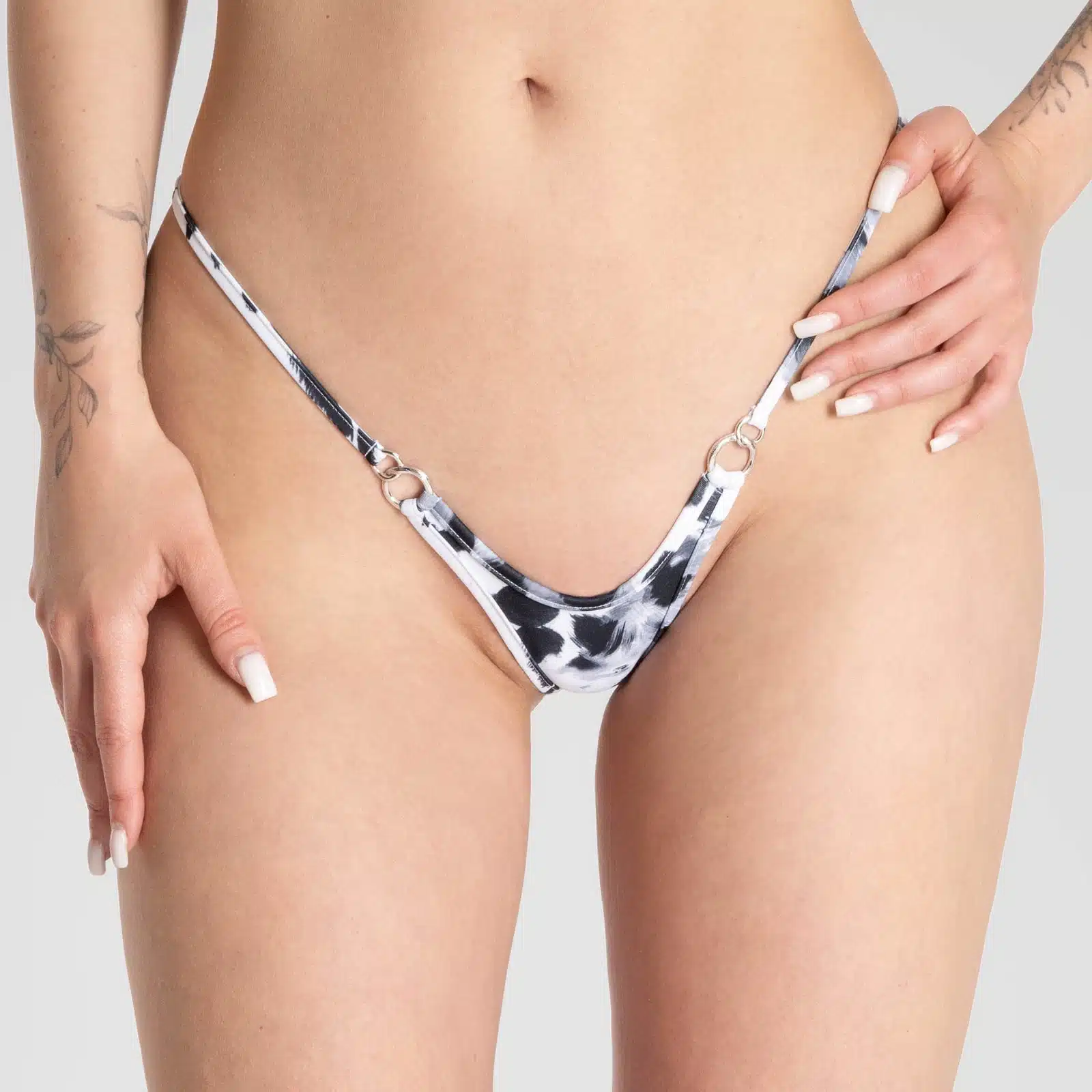 Lucky Cheeks | Bikini „Snow Leopard Beauty“ – Hoch geschnittener Micro-G-String