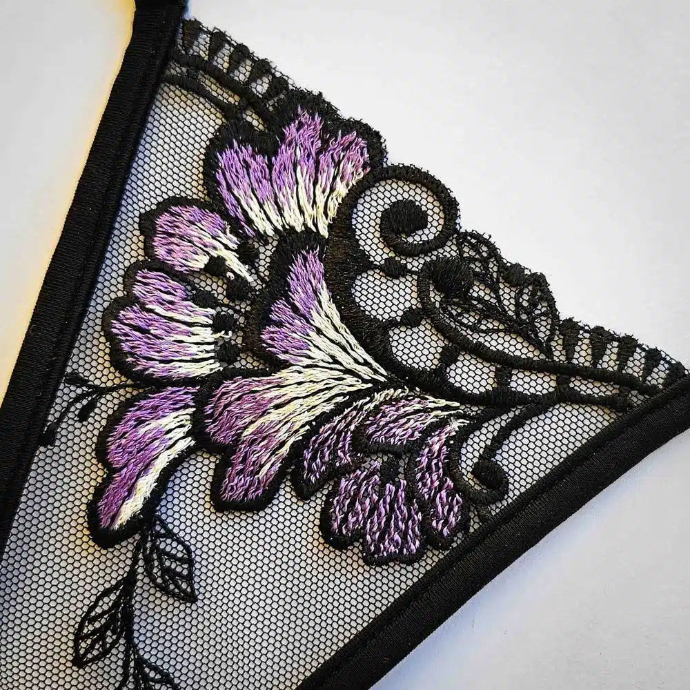 Lucky Cheeks | Midnight Bloom – Mini-G-String mit Schmuck – Schwarz/Lila – Bild 3
